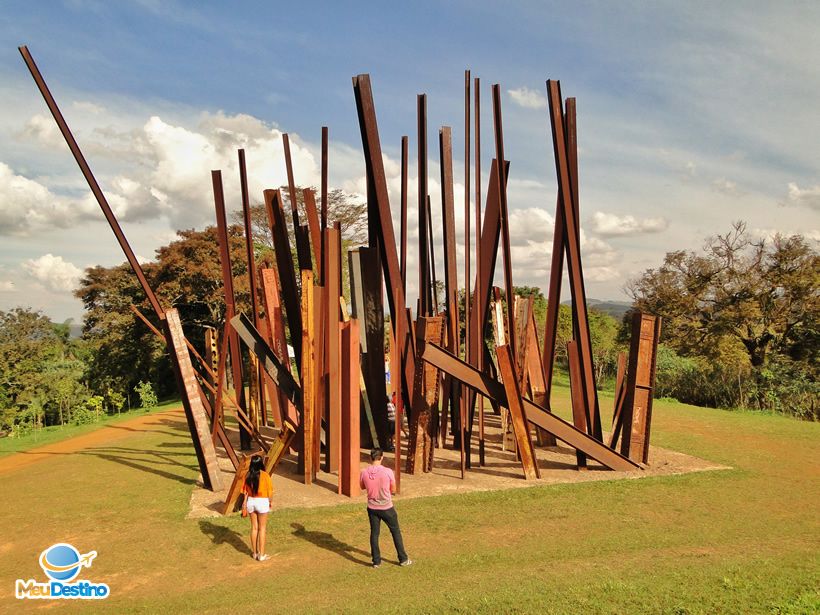 "Beam Drop", por Chris Burden - Inhotim