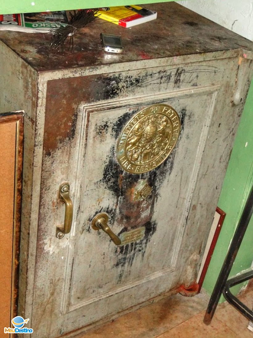 Cofre Antigo e Histórico