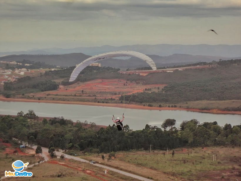 Vôo de Parapente na Serra da Moeda - Minas Gerais