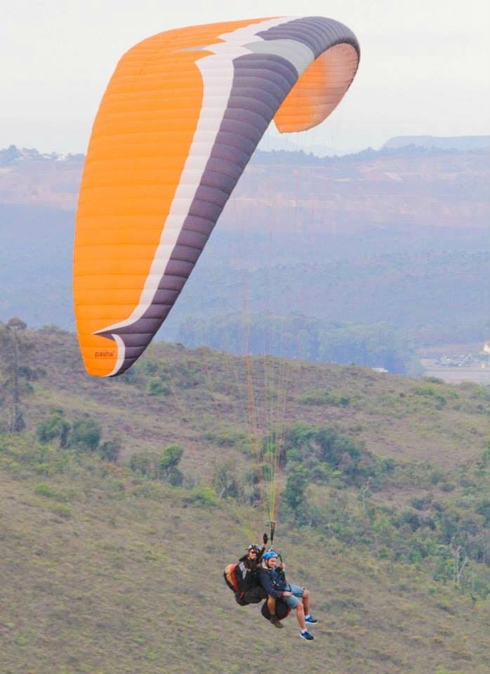 Vôo de Parapente na Serra da Moeda - Minas Gerais