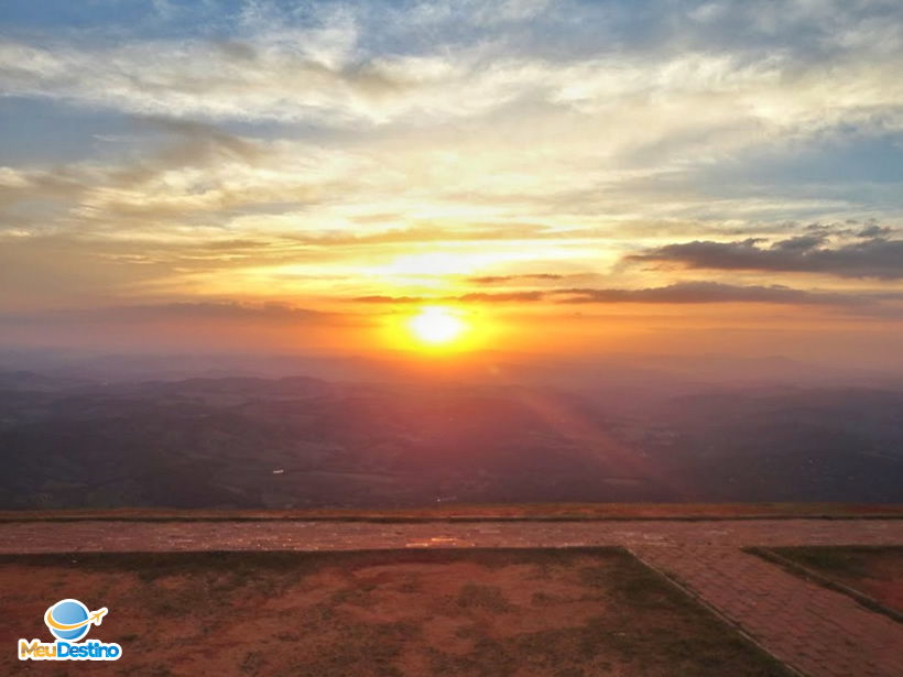 Vôo de Parapente na Serra da Moeda - Minas Gerais