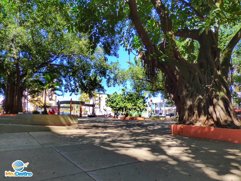 Praça da Catedral - Praça Dom Cristiano - Divinópolis-MG