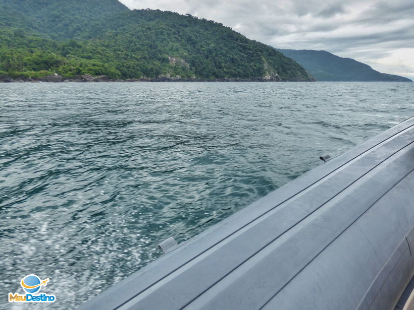 Chegando à praia de lancha rápida