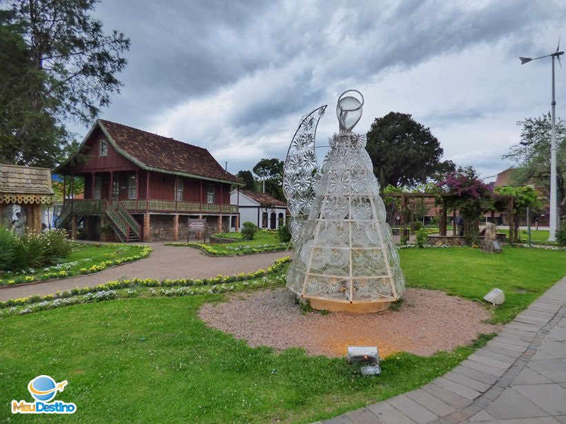Praça das Etnias - Roteiro pelo Centro de Gramado-RS