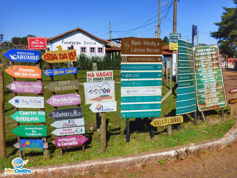 Placas na entrada do distrito