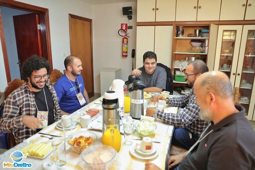 André Morato com o Padre Róbson de Oliveira