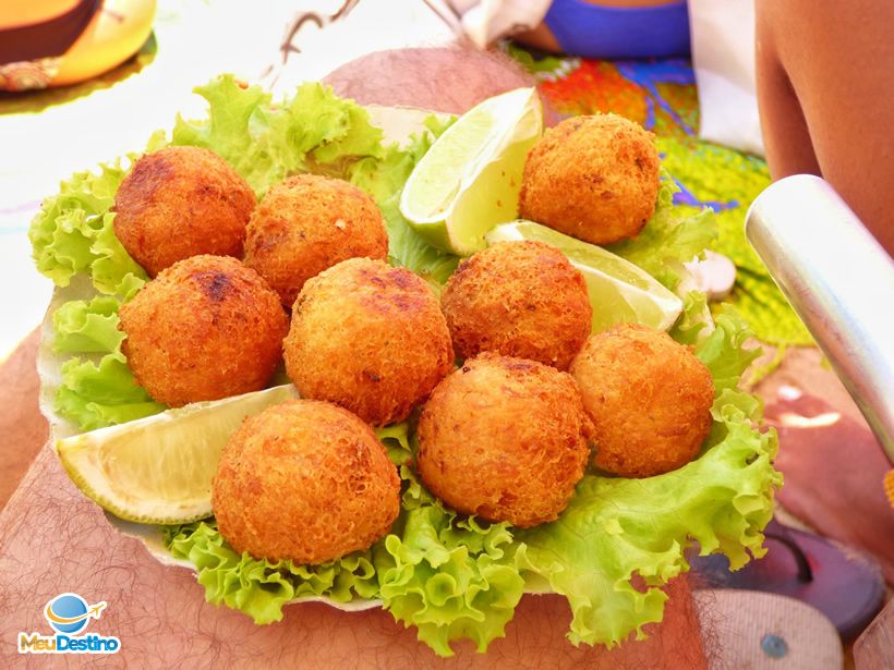 Porção de bolinho de mandioca nas Praias da Azeda e Azedinha