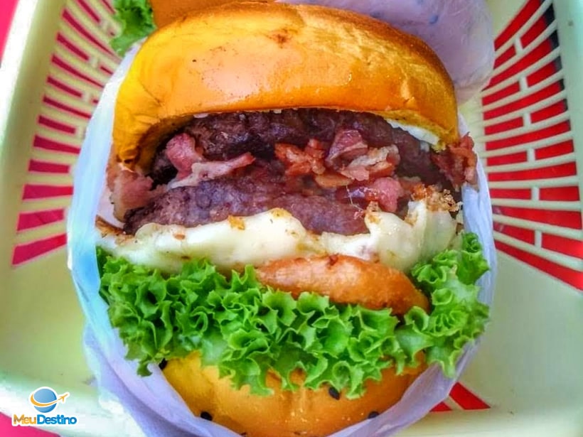 No Meio da Noite Lanches