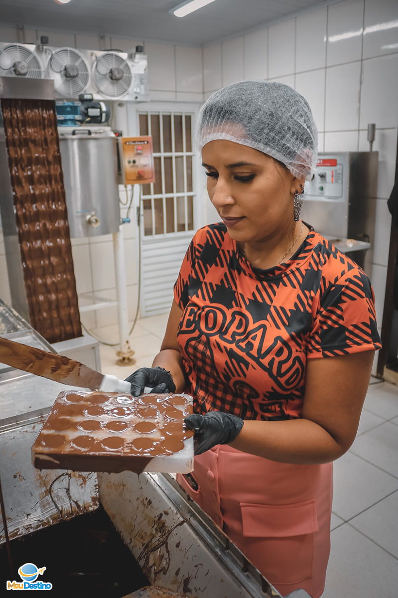 Kaka fabricando chocolate
