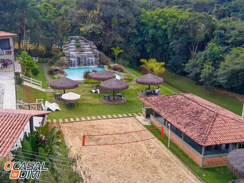 Piscina com Cascata e Quadra de Vôlei - Hotel Fazenda Álamo - Campo Belo - Minas Gerais