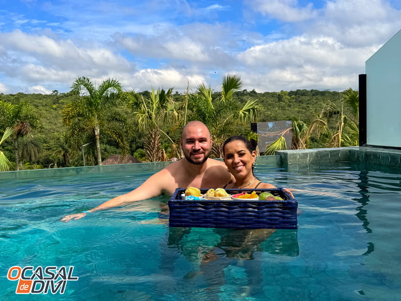 Café da manhã na piscina